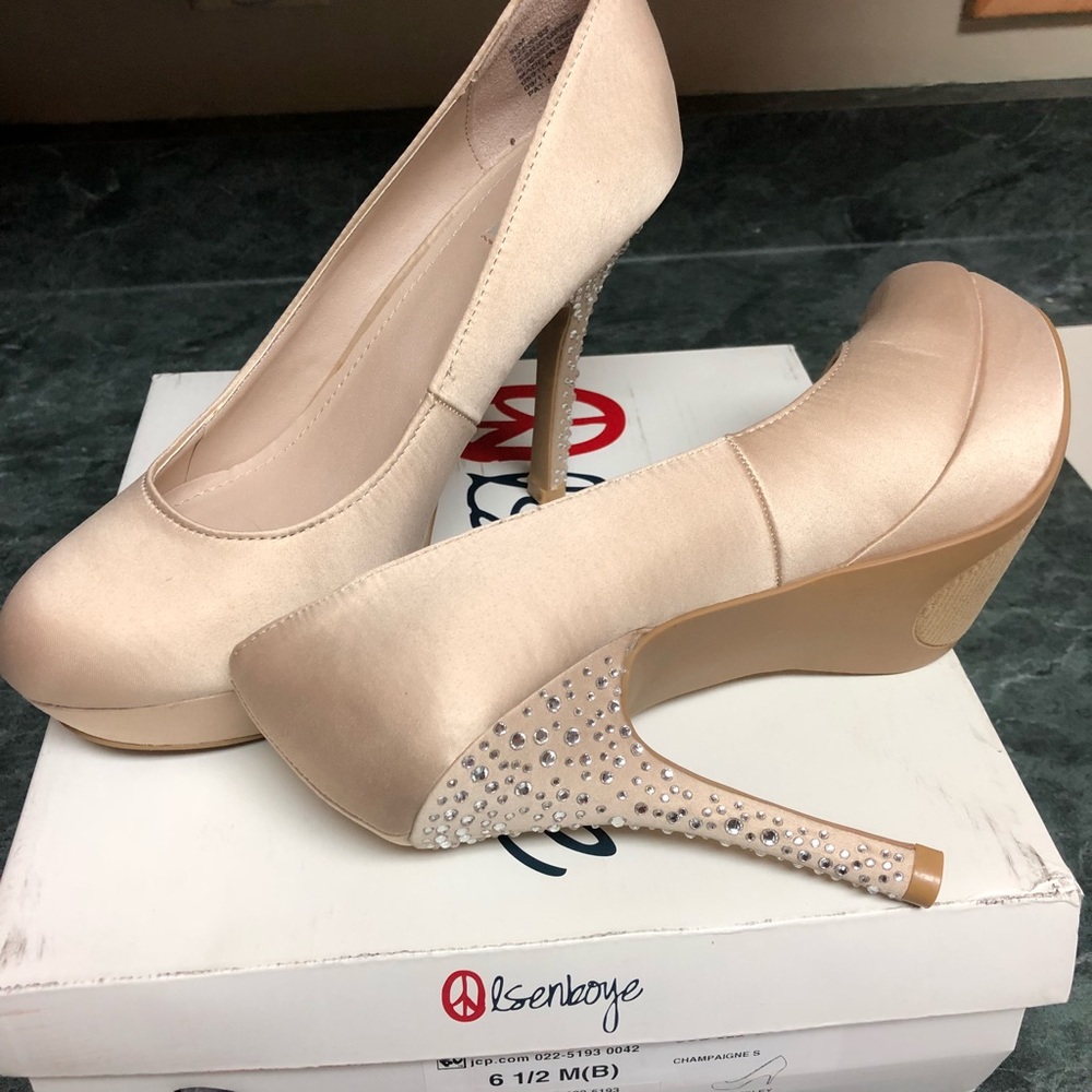 Olsenboye closed toed champagne sparkle pumps.